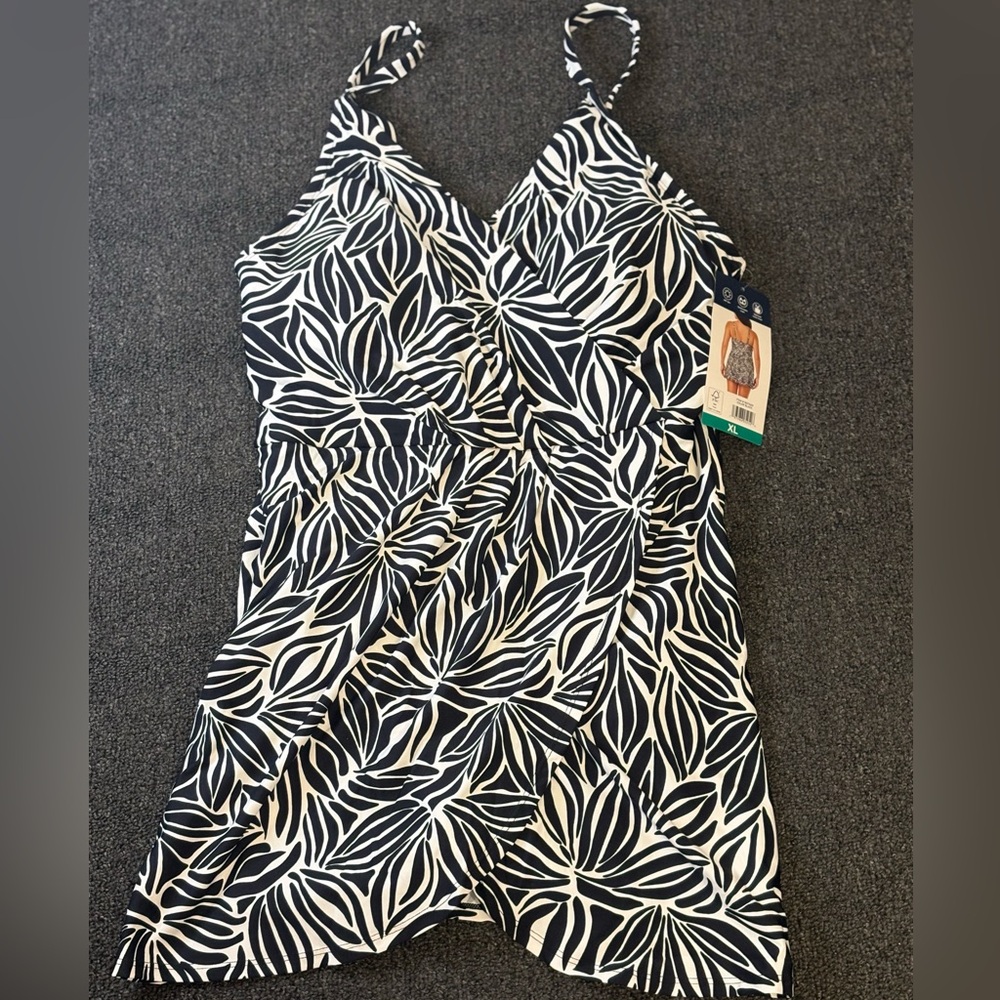 Women’s Lands' End Black and White Leaf Pattern Dress Swimsuit